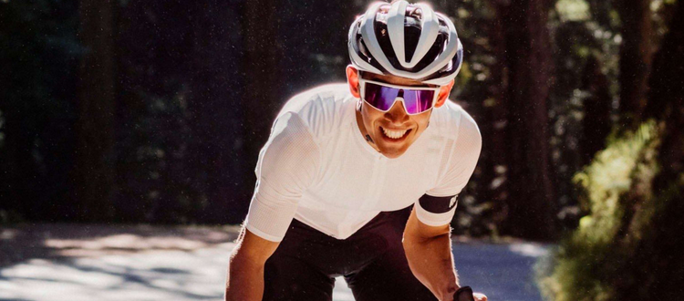 maillot-de-cyclisme-a-manches-courtes-longues-de-velo Cycliste en action sur un vélo dans un champs
