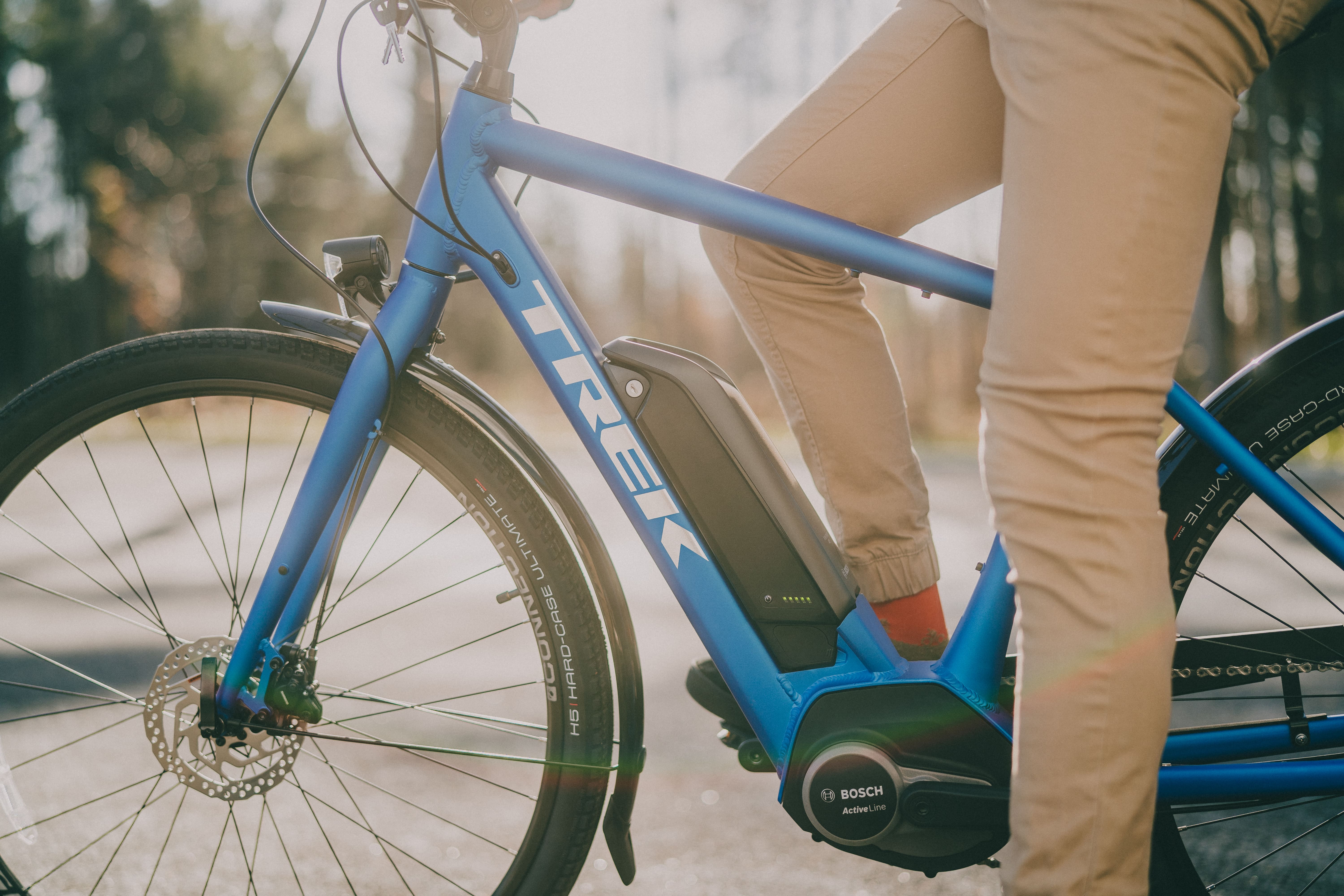 Gros plan sur un vélo à assistance électrique Trek bleu