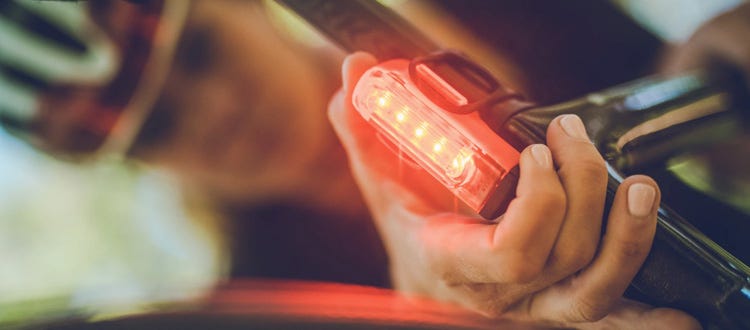 lumiere-arriere-de-velo-de-route-rouge Un gros plan sur une lumière arrière de vélo rouge