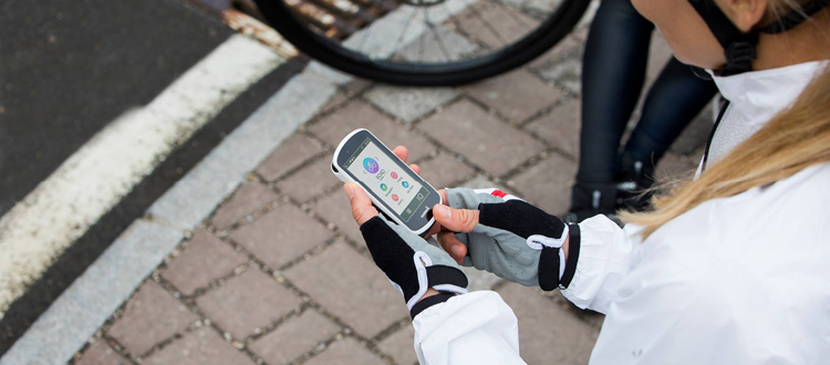 Une cycliste qui regarde un cyclomètre GPS